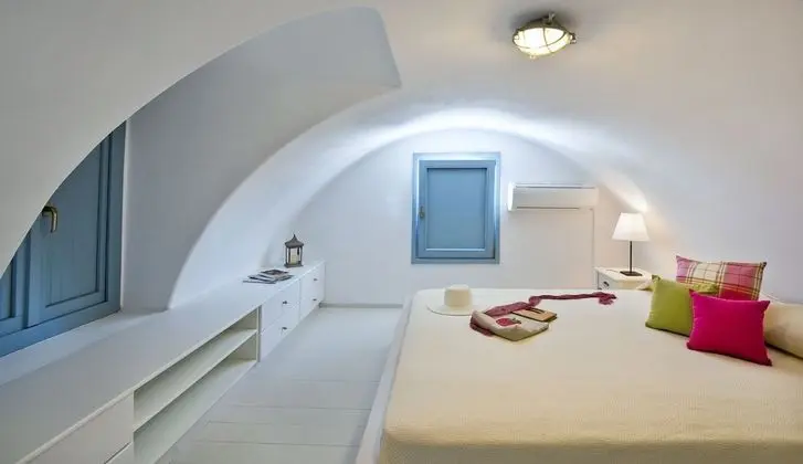 Apartment ,2 Bedrooms , Private Plunge Pool, Partially Caldera View