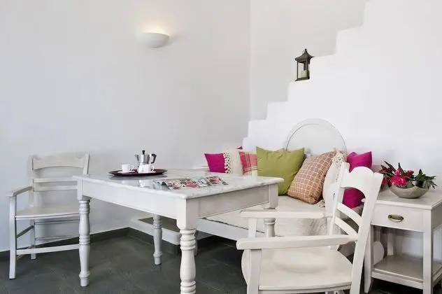 Apartment ,2 Bedrooms , Private Plunge Pool, Partially Caldera View
