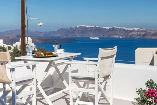 Apartment ,2 Bedrooms , Private Plunge Pool, Partially Caldera View