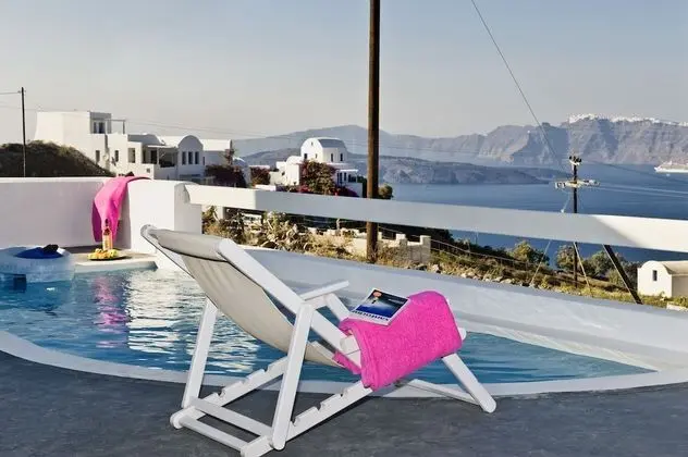 Apartment ,2 Bedrooms , Private Plunge Pool, Partially Caldera View