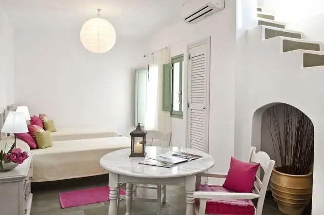 Family Apartment ,3 Bedrooms , Private Plunge Pool, Caldera View