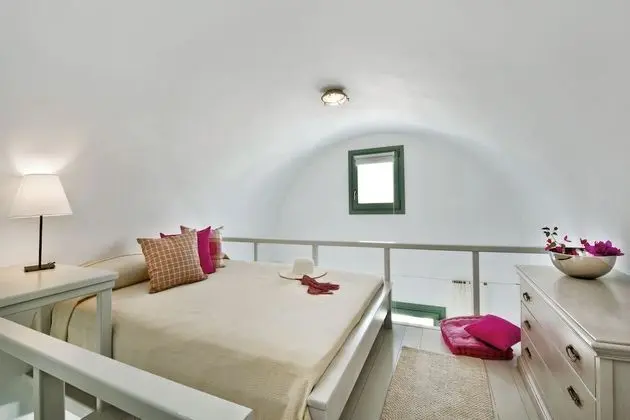 Family Apartment ,3 Bedrooms , Private Plunge Pool, Caldera View