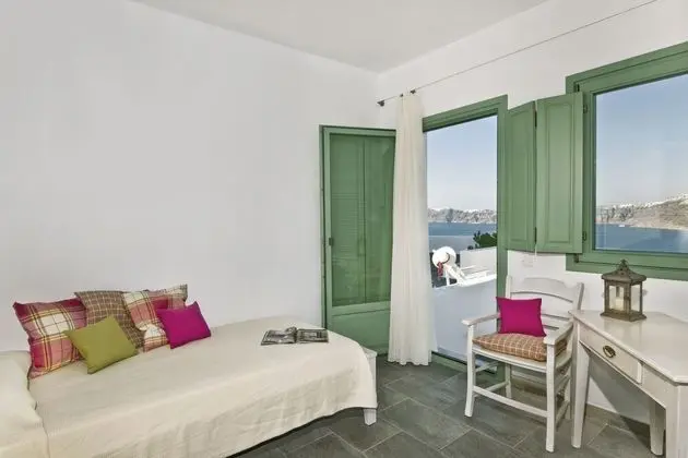 Family Apartment ,3 Bedrooms , Private Plunge Pool, Caldera View