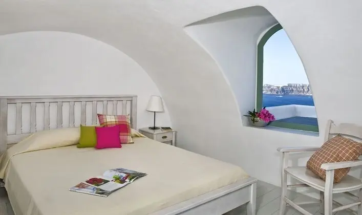 Family Apartment ,3 Bedrooms , Private Plunge Pool, Caldera View
