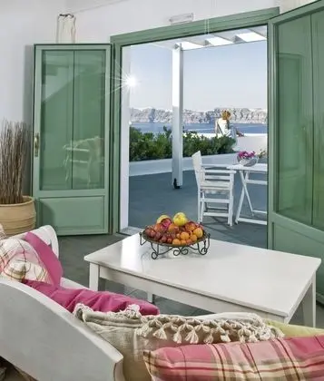 Family Apartment ,3 Bedrooms , Private Plunge Pool, Caldera View