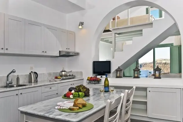 Family Apartment ,3 Bedrooms , Private Plunge Pool, Caldera View