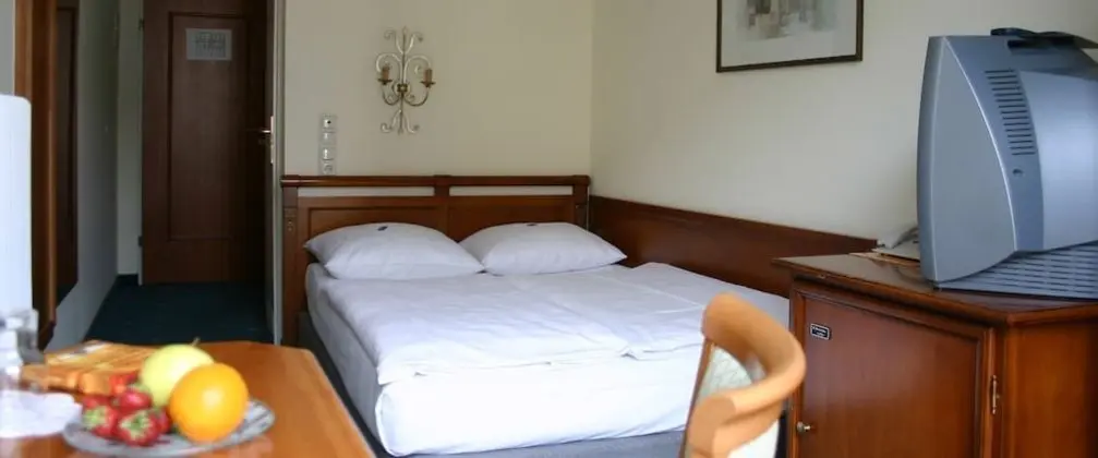 Tek Büyük Yataklı Oda (French Bed 1.40 x 2.10 m))