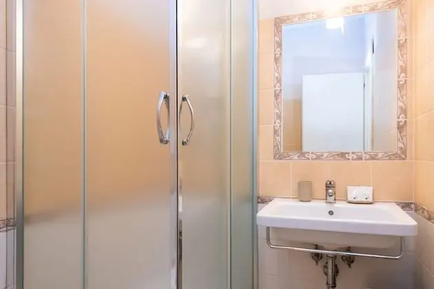 Basic Tek Büyük veya İki Ayrı Yataklı Oda