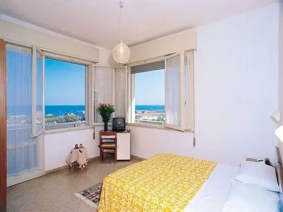 Büyük Yataklı Tek Kişilik Oda