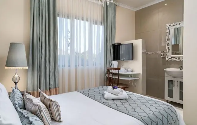 Double Room (1)