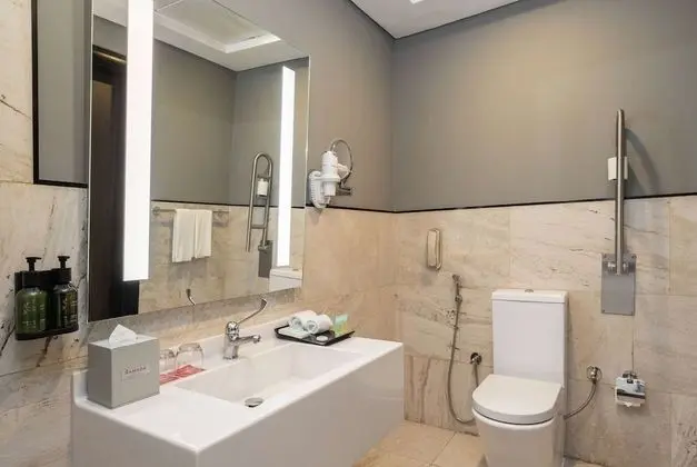 Oda, 1 En Büyük (King) Boy Yatak, Engellilere Uygun, Sigara İçilmez (Walk-In-Shower)
