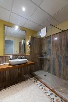 Deluxe Tek Büyük Yataklı Oda