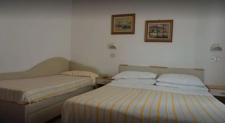 Üç Kişilik Oda