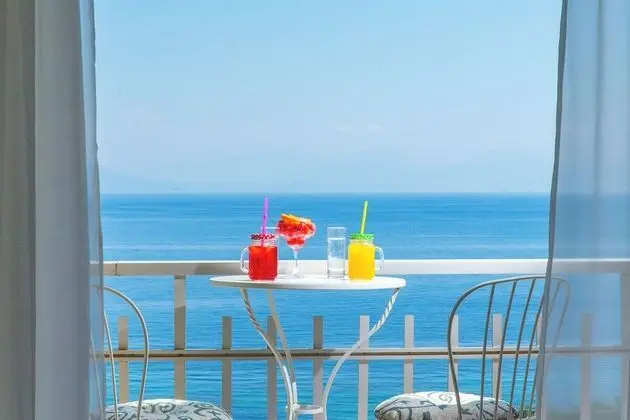 Tek Büyük veya İki Ayrı Yataklı Oda, Deniz Manzaralı