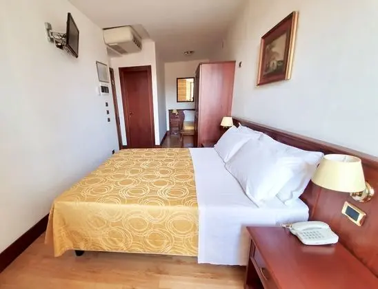 Tek Büyük veya İki Ayrı Yataklı Oda (with extra bed)