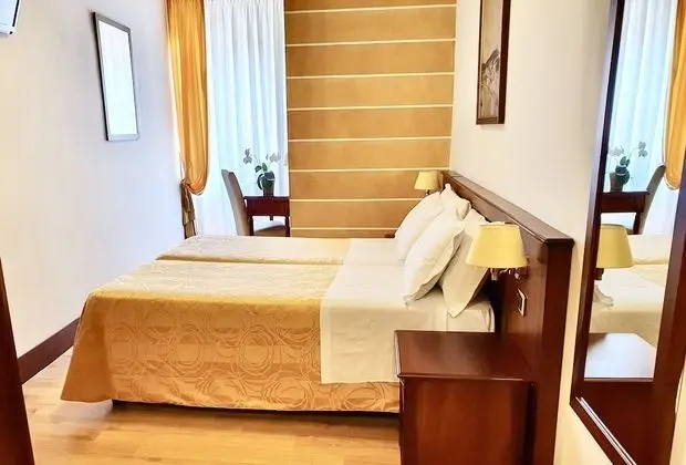 Tek Büyük veya İki Ayrı Yataklı Oda (with extra bed)