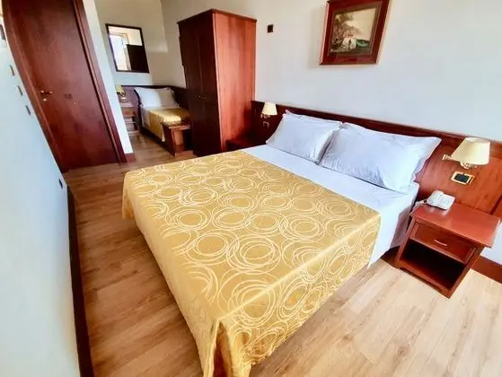 Tek Büyük veya İki Ayrı Yataklı Oda (with extra bed)