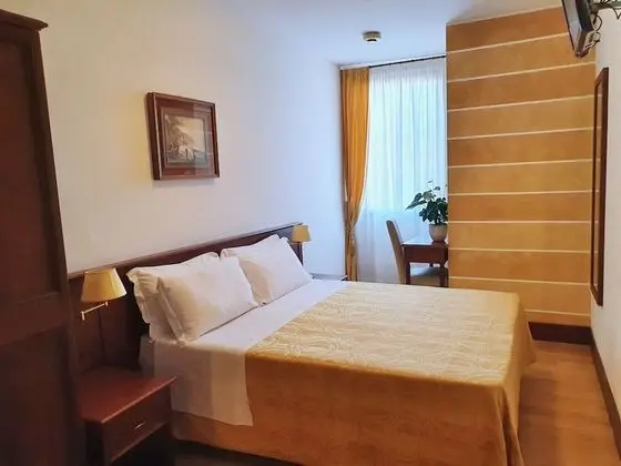 Tek Büyük veya İki Ayrı Yataklı Oda (with extra bed)