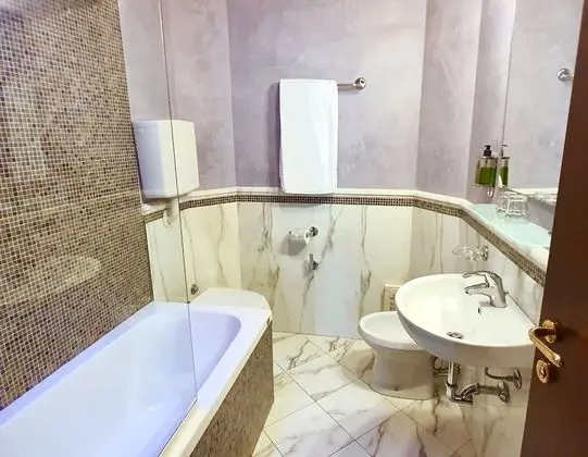 Tek Büyük veya İki Ayrı Yataklı Oda (with extra bed)
