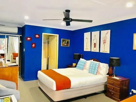 Standard Oda, Sigara İçilmez (Motel Queen Room)