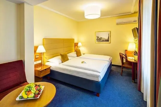 Premium Üç Kişilik Oda, Avlu Manzaralı