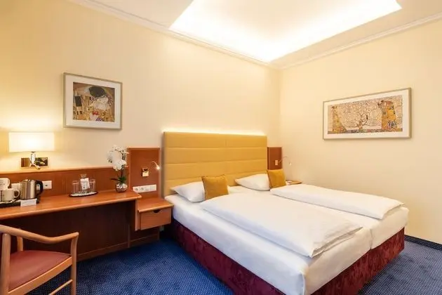 Premium Üç Kişilik Oda, Avlu Manzaralı