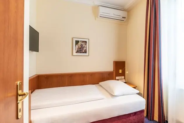 Premium Üç Kişilik Oda, Avlu Manzaralı