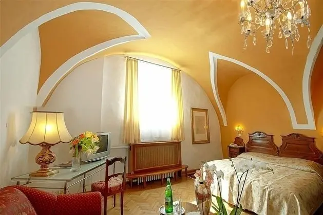 Üç Kişilik Oda