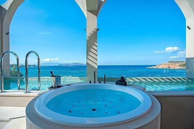 Ultimate Haven, Sea Front with Private Pool