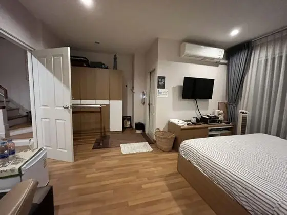 Basic Oda, 1 En Büyük (King) Boy Yatak, Şehir Manzaralı