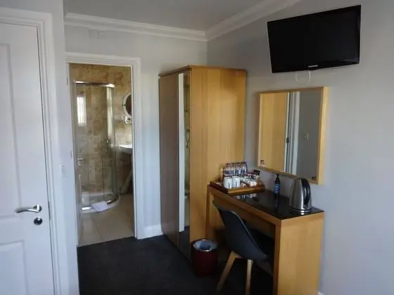 Tek Büyük Yataklı Oda, Banyolu/Duşlu (Upstairs, Front Property)