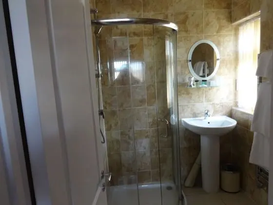 Tek Büyük Yataklı Oda, Banyolu/Duşlu (Upstairs, Front Property)