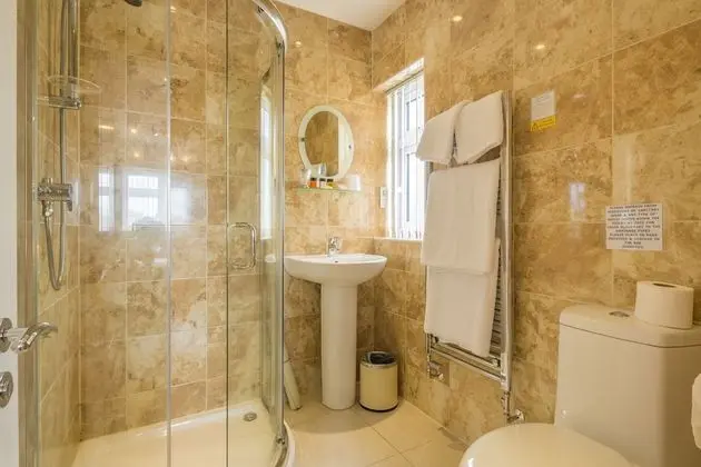 Tek Büyük Yataklı Oda, Banyolu/Duşlu (Upstairs, Front Property)