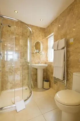 Tek Büyük Yataklı Oda, Banyolu/Duşlu (Upstairs, Front Property)