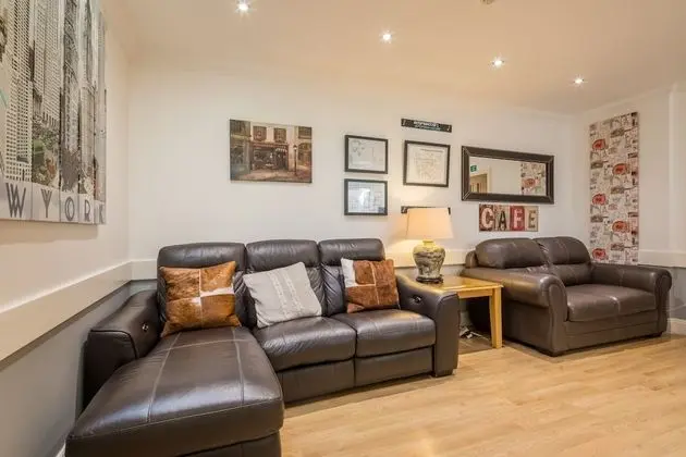 Tek Büyük Yataklı Oda, Banyolu/Duşlu (Upstairs, Front Property)