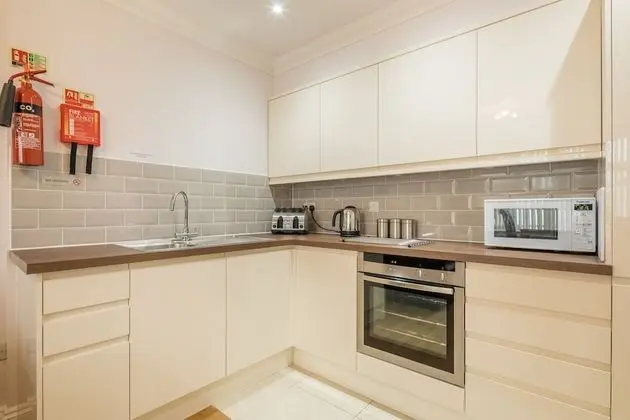 Tek Büyük Yataklı Oda, Banyolu/Duşlu (Upstairs, Front Property)