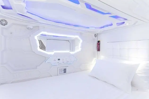 Capsule (Upper) Overnight stay:6pm-9am