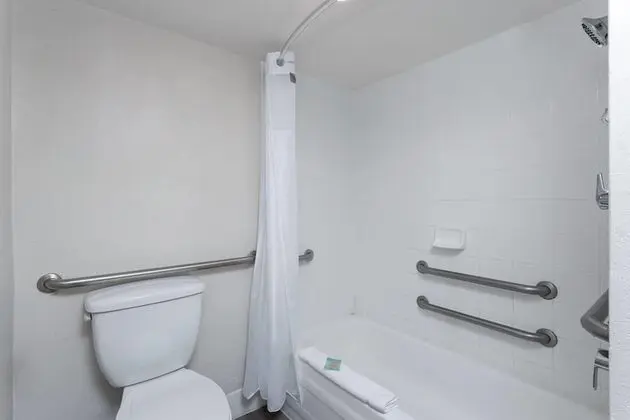 Engellilere uygun banyo