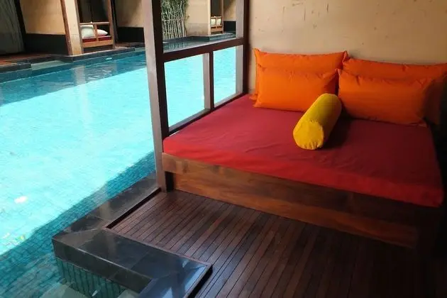 Deluxe Pool Access