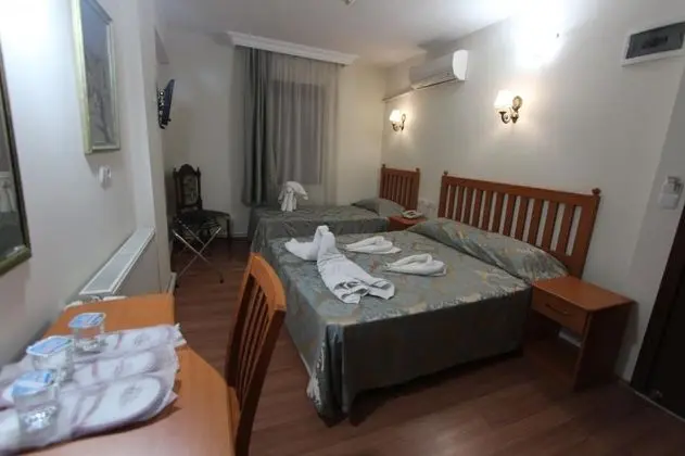 Üç Kişilik Oda, Simge Yapı Manzaralı