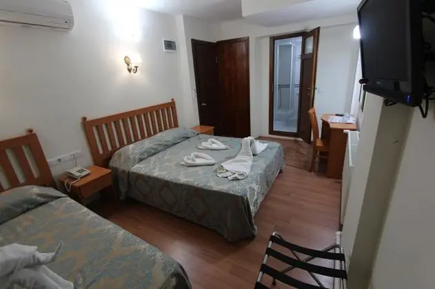 Üç Kişilik Oda, Simge Yapı Manzaralı