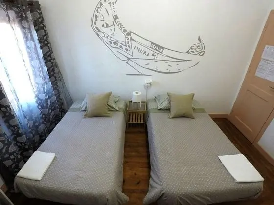 Tek Büyük veya İki Ayrı Yataklı Oda, Ortak Banyo