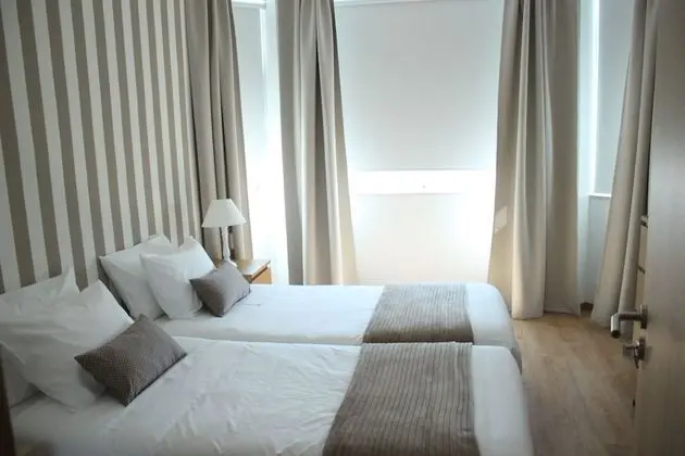 İki Ayrı Yataklı Oda, Ortak Banyo