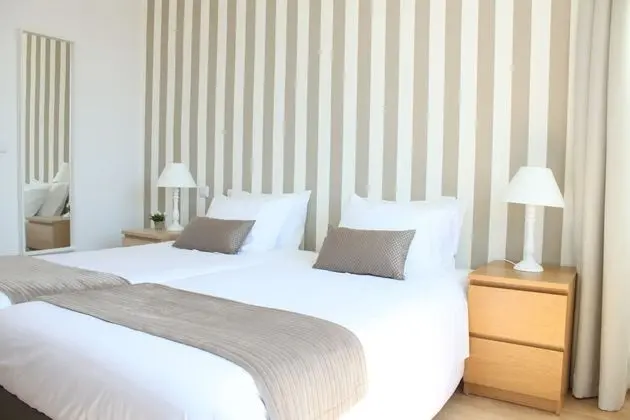 İki Ayrı Yataklı Oda, Ortak Banyo