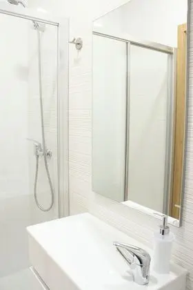 İki Ayrı Yataklı Oda, Ortak Banyo