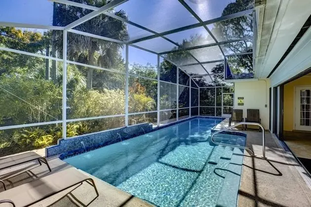 Ev (Avenida Sanctuary)