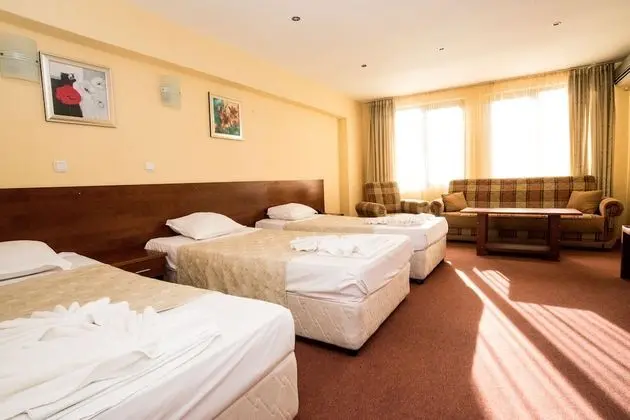Üç Kişilik Oda (Free WiFi & Parking)