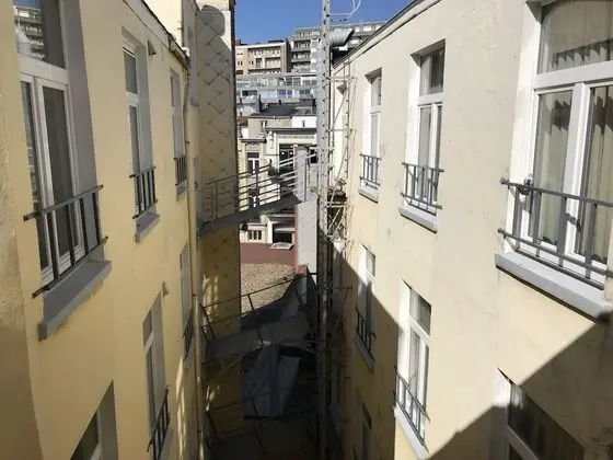 Tek Büyük Yataklı Oda, Avlu