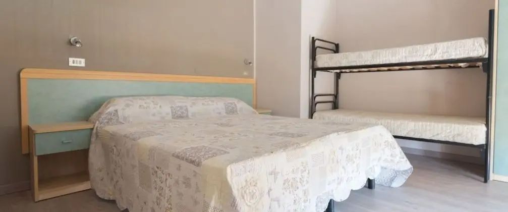 Üç Kişilik Oda, Sigara İçilmez