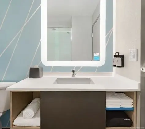 Standard Oda, 2 Büyük (Queen) Boy Yatak, Engellilere Uygun (Hearing Accessible)
